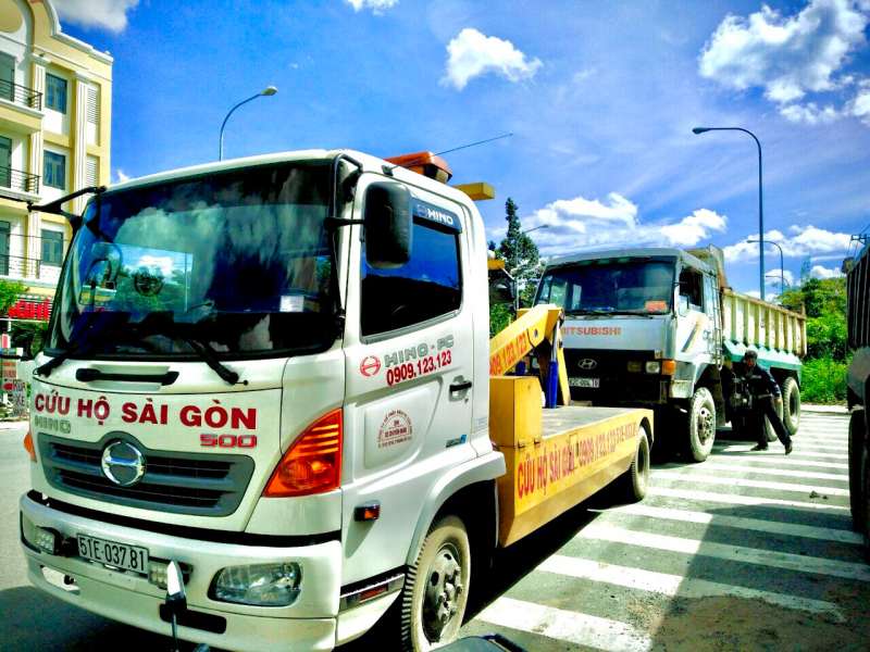Kéo xe ô tô gặp sự cố tại TP.HCM